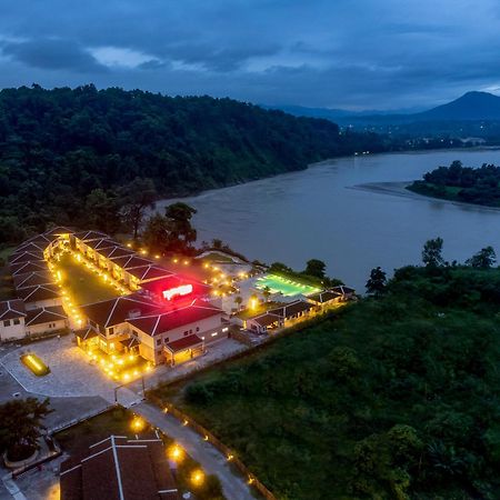 Regenta Resort & Spa By Riverside, Chitwan Exterior foto