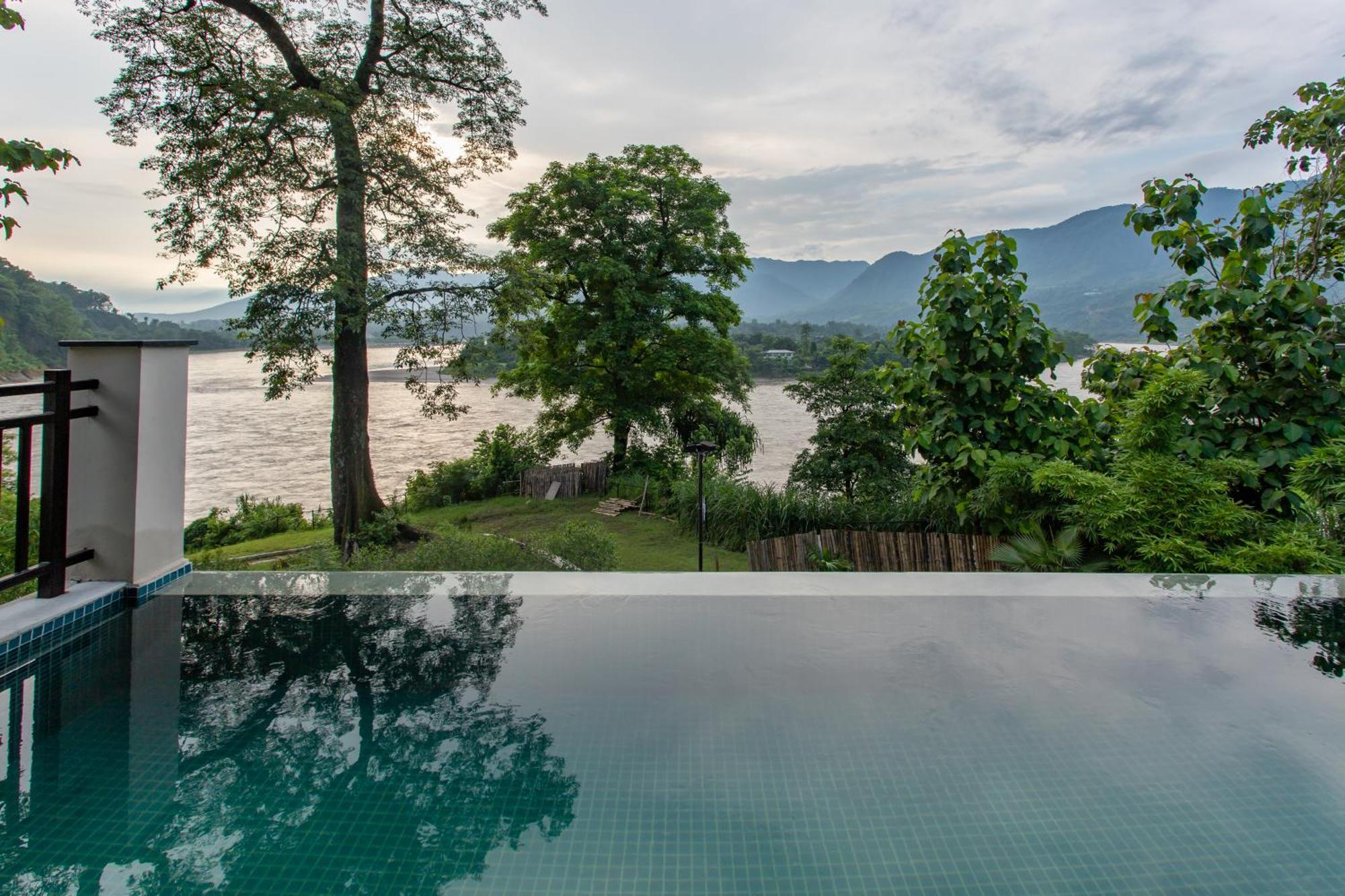 Regenta Resort & Spa By Riverside, Chitwan Exterior foto