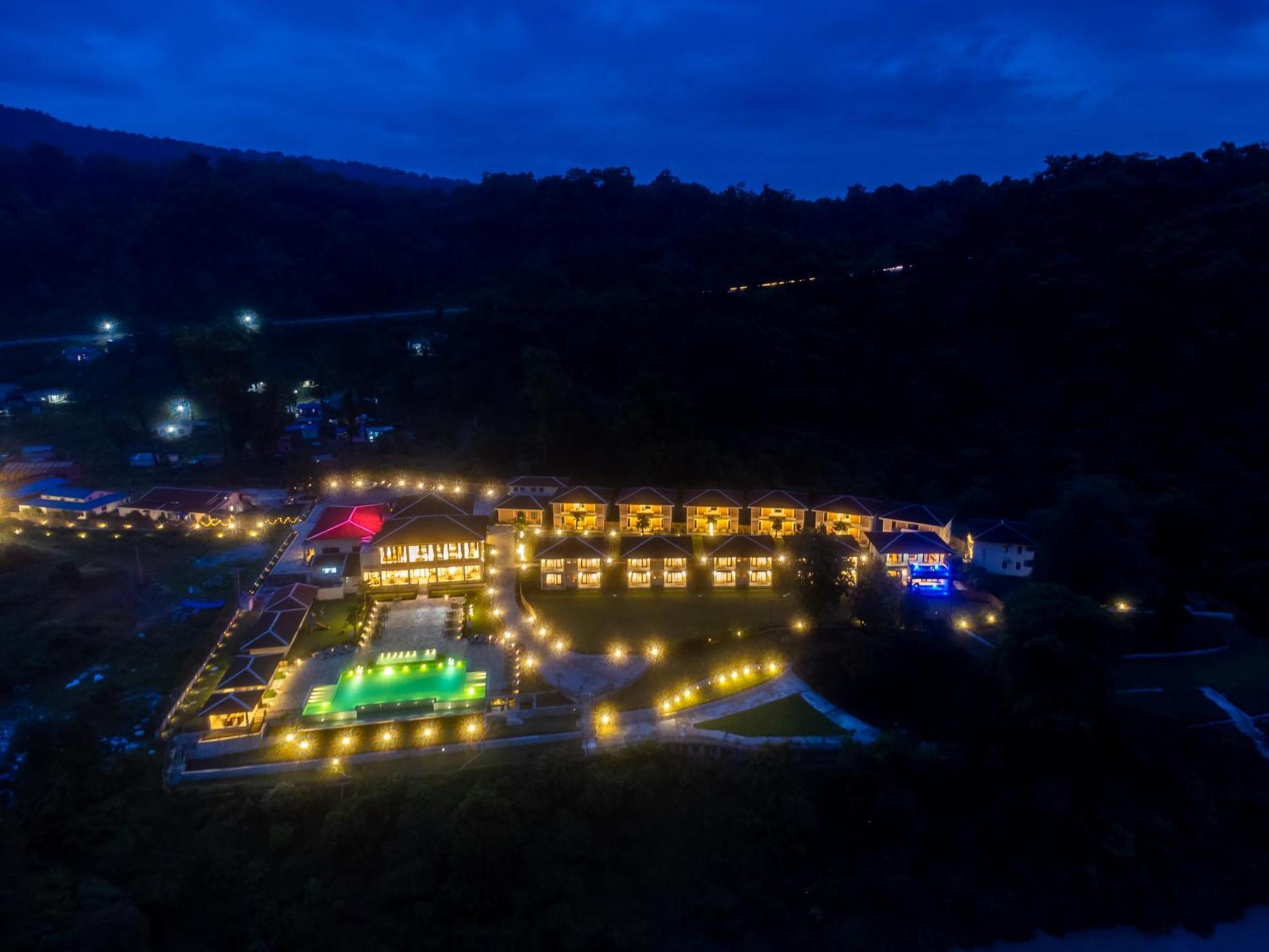 Regenta Resort & Spa By Riverside, Chitwan Exterior foto