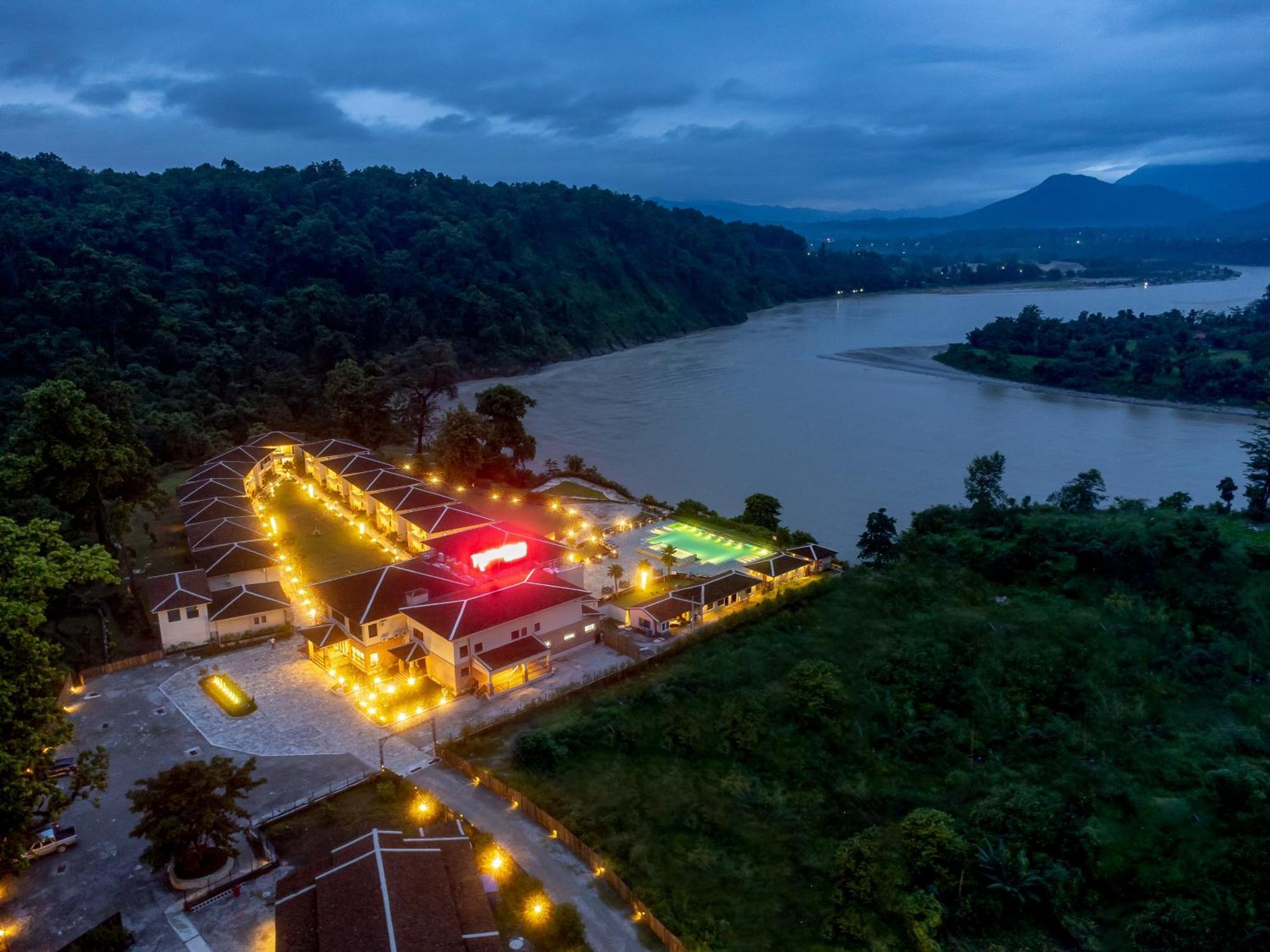 Regenta Resort & Spa By Riverside, Chitwan Exterior foto